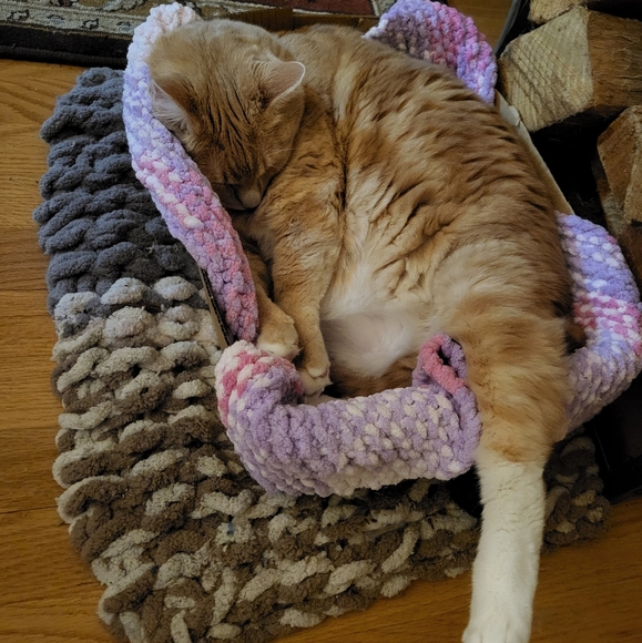 Hand-knit, machine washable and dryable pet pads, custom sizes - Picture 5 of 7